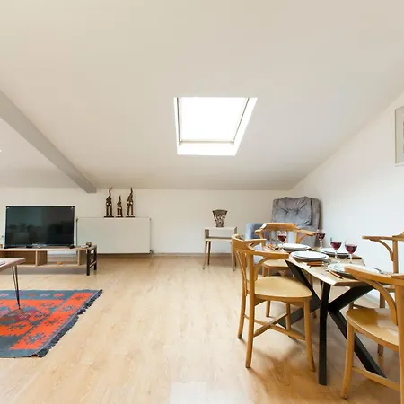 Port Apartment *